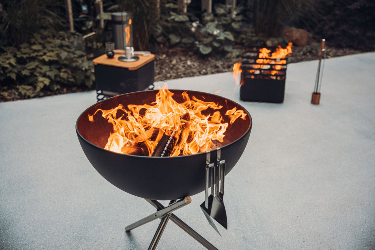 Höfats BOWL 70 Feuerschale im Garten – Outdoor Feuerstelle