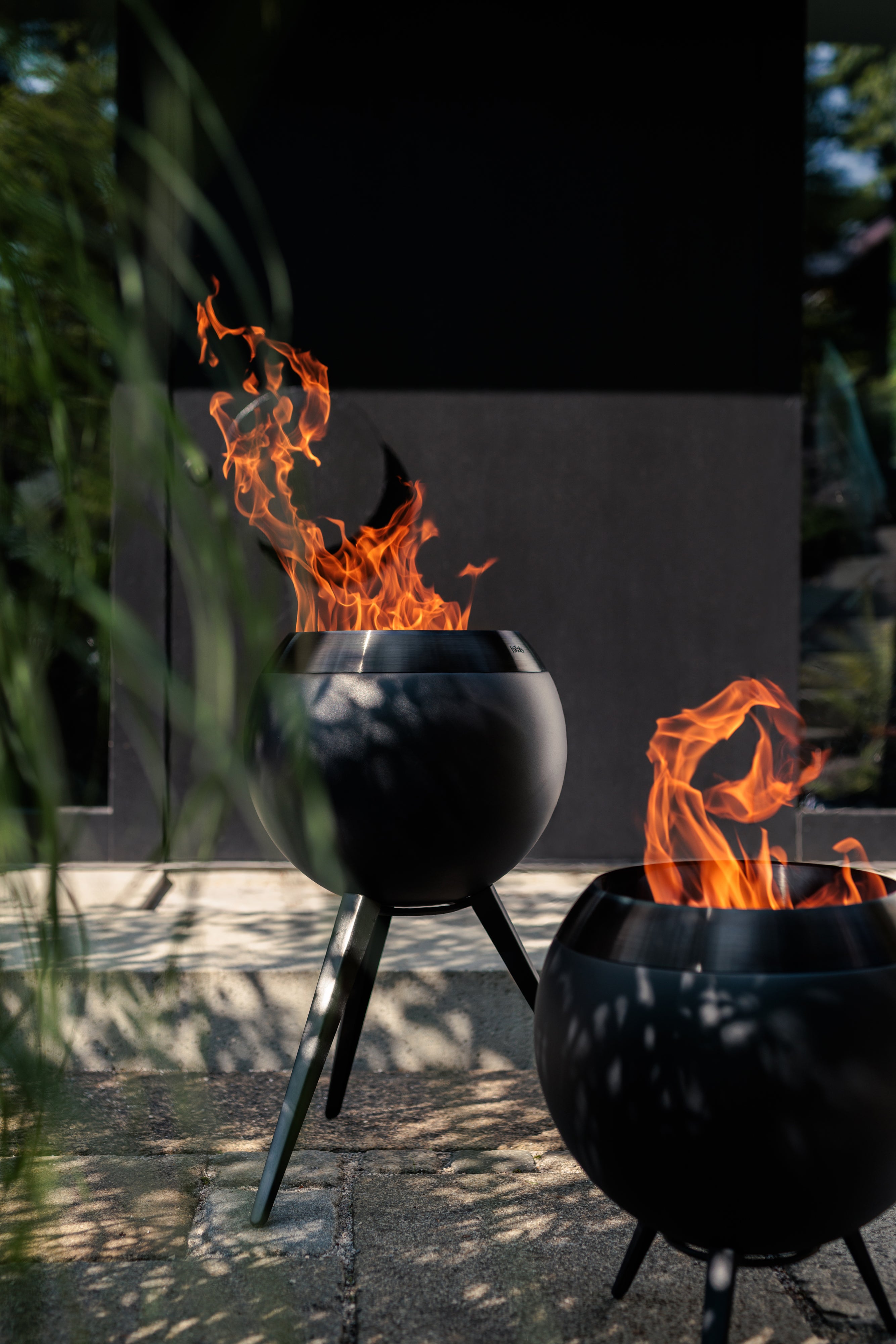 Höfats Moon 45 all Black mit hohem und niedrigem Fuß im Garten
