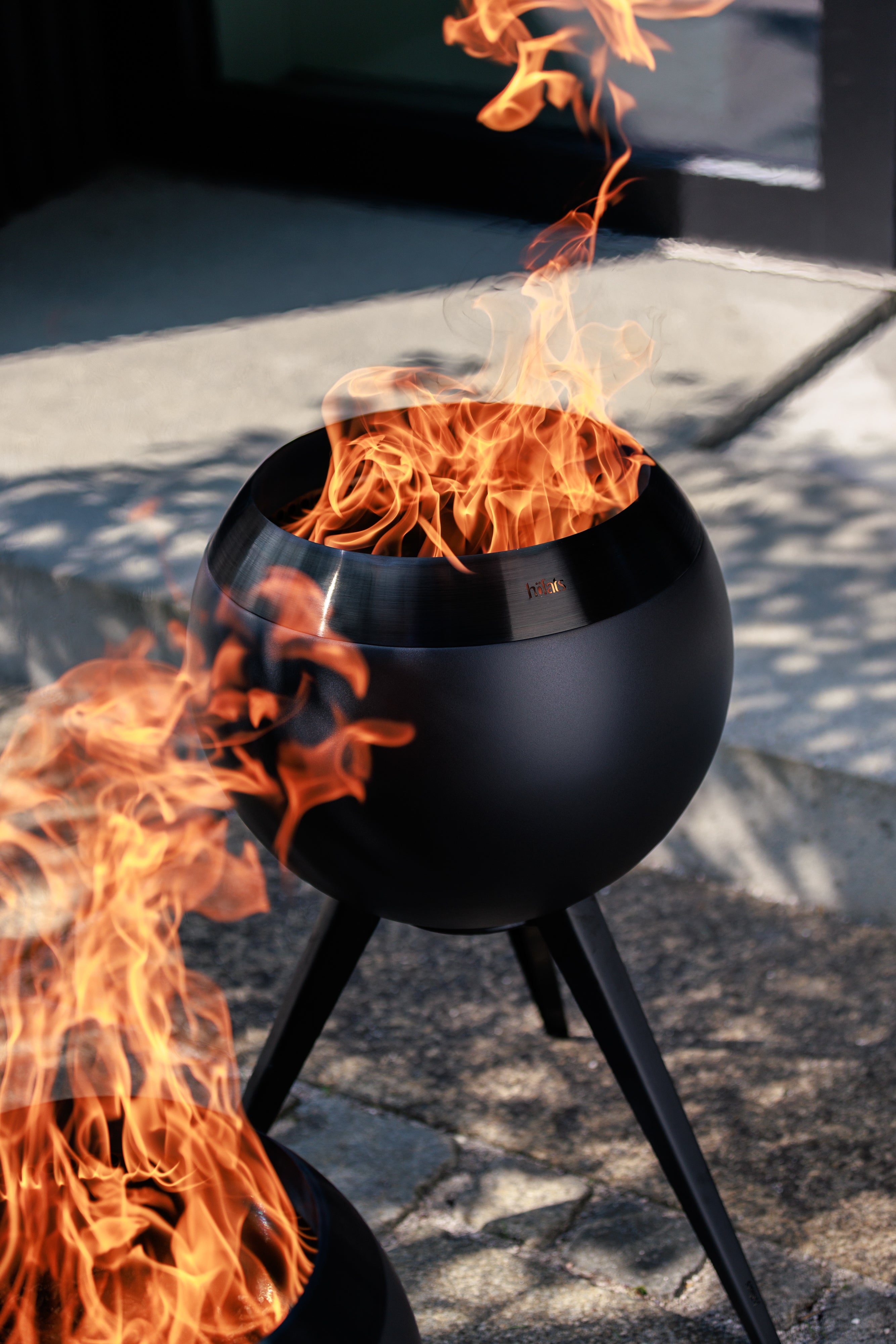 Hoefats moon 45 all Black mit hohem fuss brennend im Garten