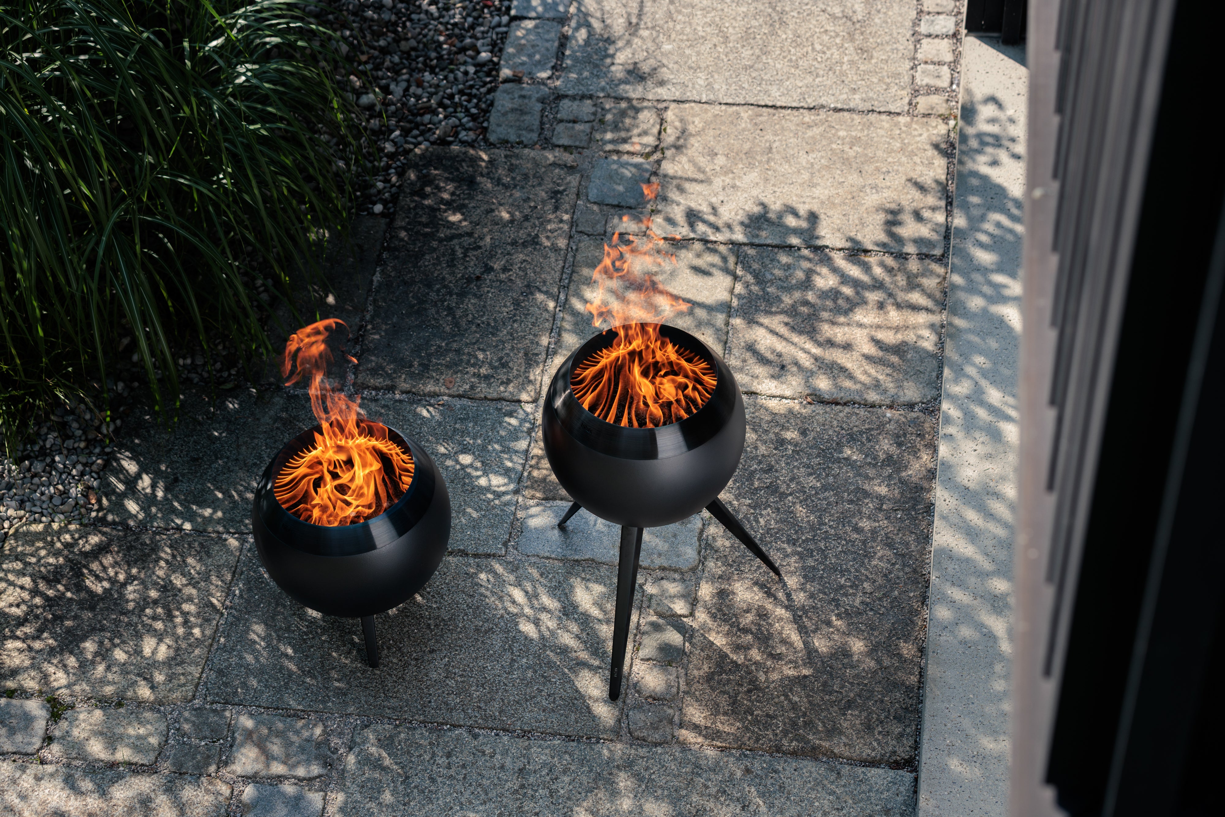 Höefats Moon 45 allBlack mit niedrigem nd hohem Fuß im Garten rauchfreies Feuer