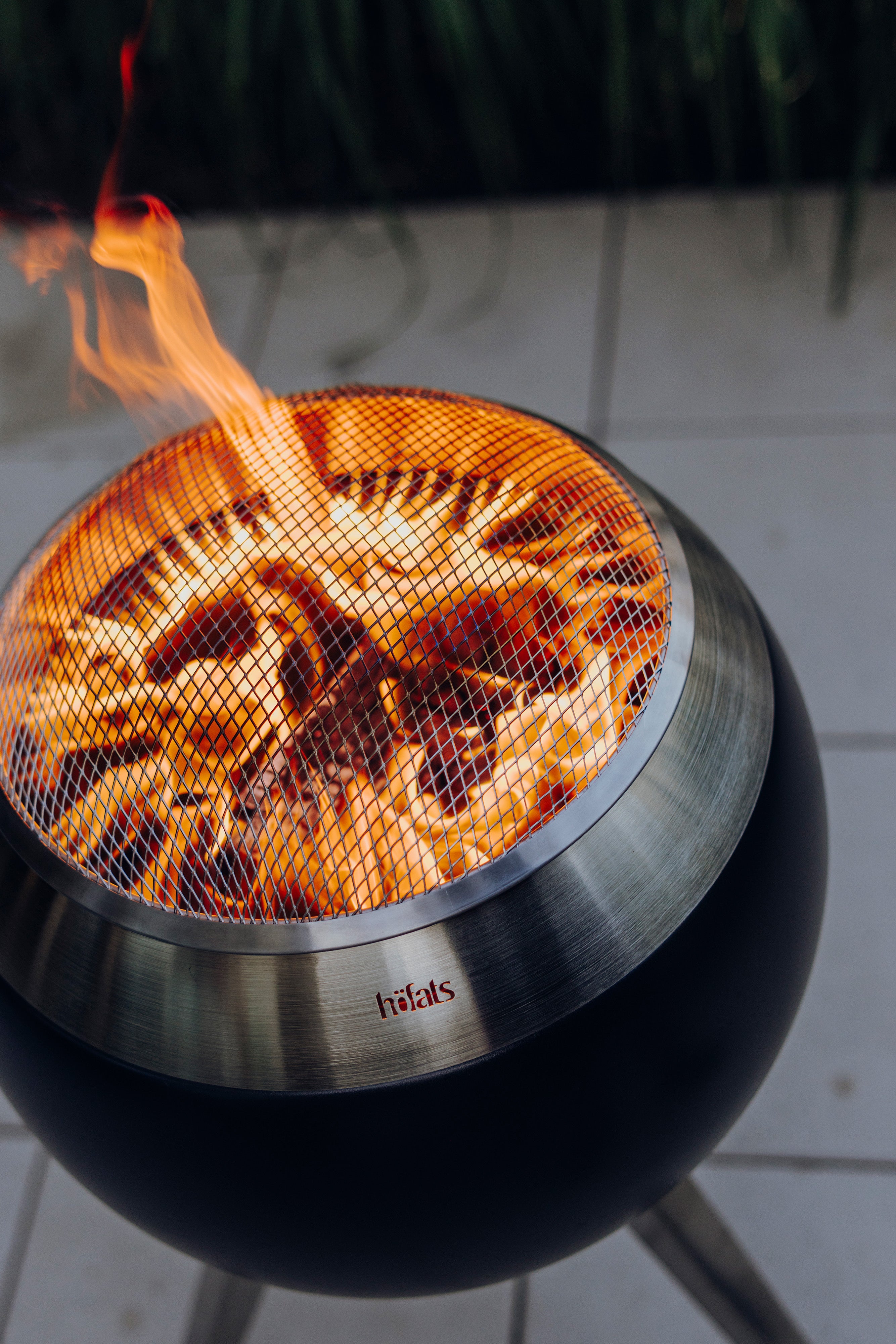 Höfats Moon 45 Feuerkorb mit Funkenschutz brennend