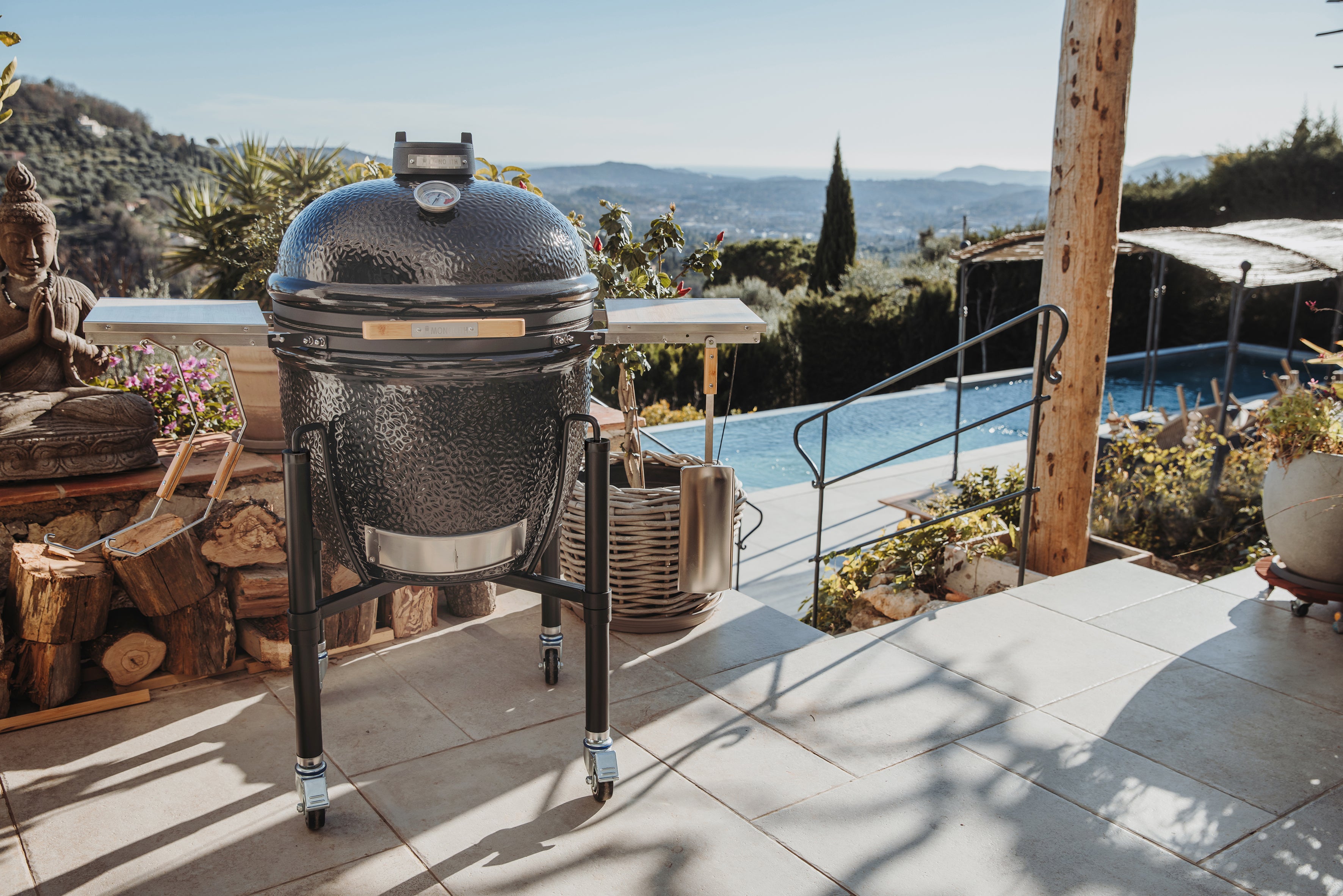 Monolith One.66 Keramik Kamado Grill Frontansicht auf der Terasse am Pool