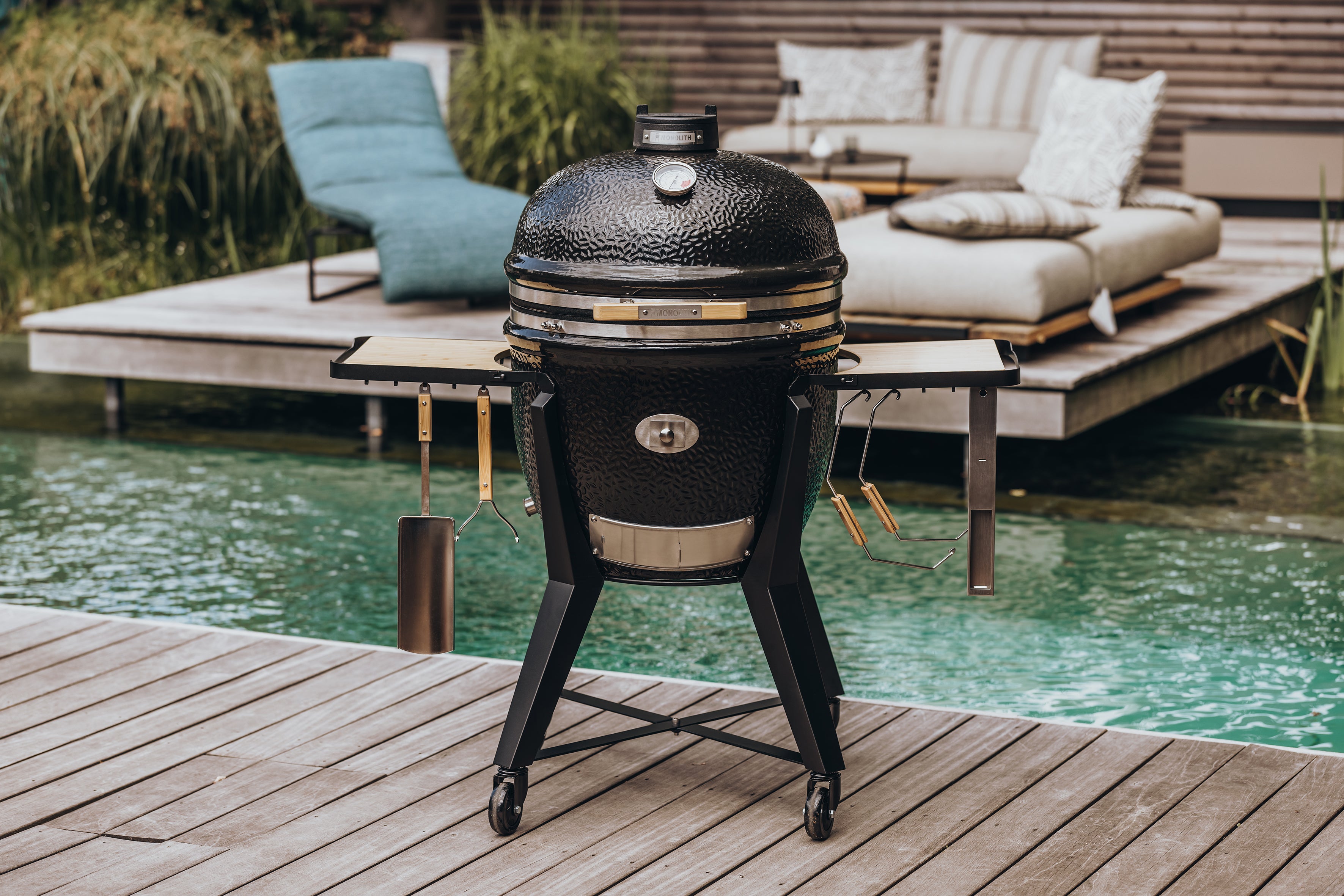 Monoloith TWO.66 Keramikgrill auf Terrasse neben Pool mit Outdoor Lounge Möbeln